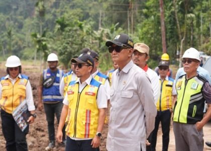INSPEKSI LANGSUNG - Menteri PU Dody Hanggodo melakukan inspeksi langsung ke lokasi penanganan pascabencana di Sumatera Barat (Sumbar), Senin (19/10/2026). Dody Hanggodo memerintahkan jajarannya untuk memegang komitmen menghasilkan karya terbaik yang bisa tahan bencana dan siap mengantisipasi tragedi serupa di masa mendatang. OFFICIAL BIRO KOMUNIKASI PUBLIK KEMENTERIAN PU/REPRO