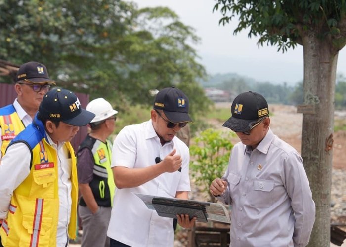 INSPEKSI MENTERI PU - Menteri Pekerjaan Umum Dody Hanggodo melakukan inspeksi proses pemulihan pascabencana di jalur Tapan-Batas Jambi, Sumatera Barat pada Senin (19/10/2026). Politisi Partai Demokrat itu meminta Ditjen SDA Kementerian PU memeriksa kondisi hulu sungai Tapan, Sumbar. OFFICIAL BIRO KOMUNIKASI PUBLIK KEMENTERIAN PU/REPRO