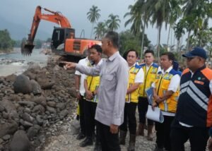 BANGUN CHECK DAM - Menteri PU Dody Hanggodo saat memantau langsung pengerjaan pemulihan pascabencana di Padang Sumatera Barat belum lama ini. Politisi Partai Demokrat itu merencanakan pembangunan Check Dam di hulu sungai-sungai Kota Padang dan sekitarnya sebagai upaya pencegahan terjadinya bencana berulang di Sumatera Barat. Berikut selengkapnya, Rabu (21/10/2026). OFFICIAL BIRO KOMUNIKASI PUBLIK KEMENTERIAN PU/REPRO