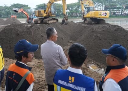 BANGUN CHECK DAM - Menteri PU Dody Hanggodo saat memantau langsung pengerjaan pemulihan pascabencana di Padang Sumatera Barat belum lama ini. Politisi Partai Demokrat itu merencanakan pembangunan Check Dam di hulu sungai-sungai Kota Padang dan sekitarnya sebagai upaya pencegahan terjadinya bencana berulang di Sumatera Barat. Berikut selengkapnya, Rabu (21/10/2026). OFFICIAL BIRO KOMUNIKASI PUBLIK KEMENTERIAN PU/REPRO
