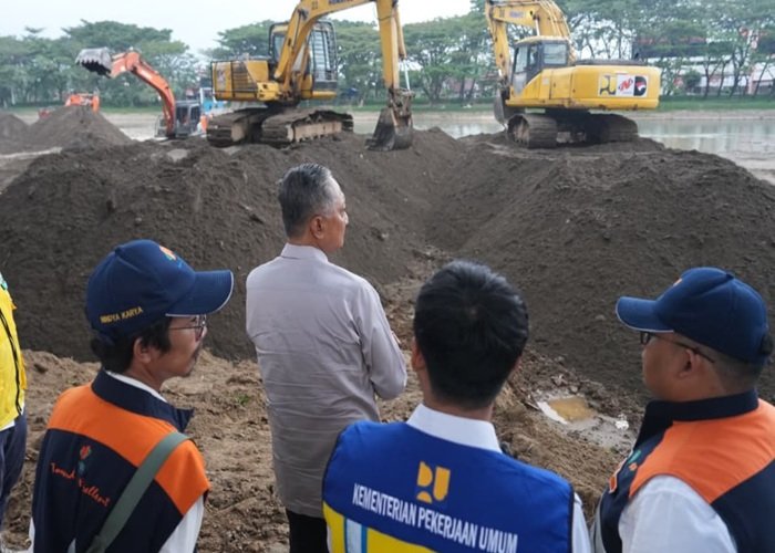 BANGUN CHECK DAM - Menteri PU Dody Hanggodo saat memantau langsung pengerjaan pemulihan pascabencana di Padang Sumatera Barat belum lama ini. Politisi Partai Demokrat itu merencanakan pembangunan Check Dam di hulu sungai-sungai Kota Padang dan sekitarnya sebagai upaya pencegahan terjadinya bencana berulang di Sumatera Barat. Berikut selengkapnya, Rabu (21/10/2026). OFFICIAL BIRO KOMUNIKASI PUBLIK KEMENTERIAN PU/REPRO