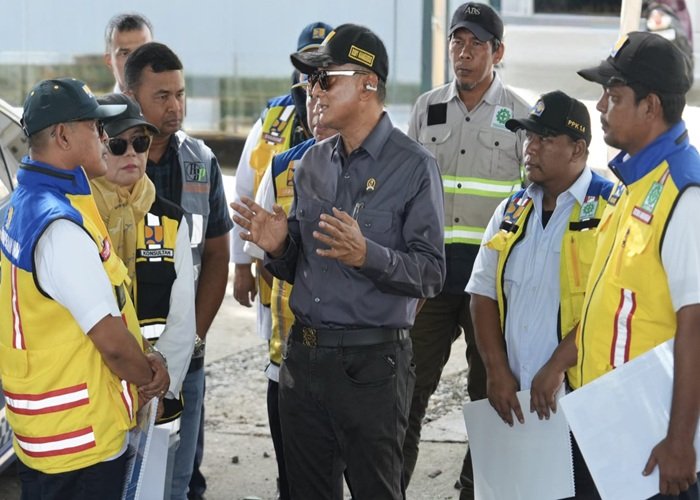 TINJAU JALAN ACEH - Menteri PU Dody Hanggodo meninjau pengerjaan preservasi jalan dan jembatan di jalur Banda Aceh–Krueng Raya, Selasa (20/10/2026) kemarin. Dody Hanggodo mengingatkan pentingnya perencanaan agar jalan dan jembatan yang dikerjakan di ruas Aceh tersebut bisa digunakan untuk jangka panjang beberapa tahun mendatang. OFFICIAL BIRO KOMUNIKASI PUBLIK KEMENTERIAN PU/REPRO