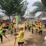 GOTONG ROYONG - Pekerja dari Kementerian PU dan warga bergotong royong melakukan pembersihan usai bencana banjir yang menerpa Kota Padang dan sekitarnya beberapa waktu lalu. Menurut Menteri PU Dody Hanggodo, langkah ini pelibatan masyarakat ini lewat mekanisme padat karya. OFFICIAL BIRO KOMUNIKASI PUBLIK KEMENTERIAN PU/REPRO
