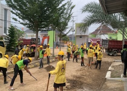 GOTONG ROYONG - Pekerja dari Kementerian PU dan warga bergotong royong melakukan pembersihan usai bencana banjir yang menerpa Kota Padang dan sekitarnya beberapa waktu lalu. Menurut Menteri PU Dody Hanggodo, langkah ini pelibatan masyarakat ini lewat mekanisme padat karya. OFFICIAL BIRO KOMUNIKASI PUBLIK KEMENTERIAN PU/REPRO