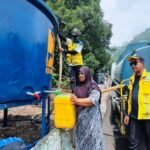 KIRIM AIR - Menteri PU Dody Hanggodo menginstruksikan jajarannya untuk bisa membantu warga mengatasi dampak bencana kekeringan. Terbaru, ratusan ribu liter air bersih telah dikirimkan kepada warga. Berikut selengkapnya, Jumat (23/10/2026). BIRO KOMUNIKASI PUBLIK KEMENTERIAN PU/REPRO