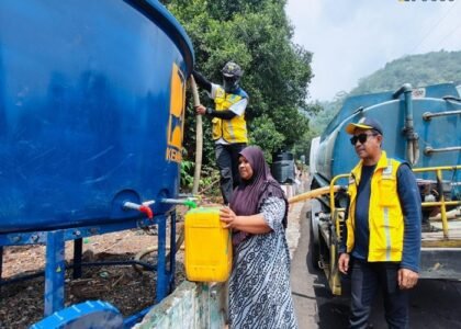 KIRIM AIR - Menteri PU Dody Hanggodo menginstruksikan jajarannya untuk bisa membantu warga mengatasi dampak bencana kekeringan. Terbaru, ratusan ribu liter air bersih telah dikirimkan kepada warga. Berikut selengkapnya, Jumat (23/10/2026). BIRO KOMUNIKASI PUBLIK KEMENTERIAN PU/REPRO