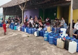 KIRIM AIR - Menteri PU Dody Hanggodo menginstruksikan jajarannya untuk bisa membantu warga mengatasi dampak bencana kekeringan. Terbaru, ratusan ribu liter air bersih telah dikirimkan kepada warga. Berikut selengkapnya, Jumat (23/10/2026). BIRO KOMUNIKASI PUBLIK KEMENTERIAN PU/REPRO