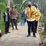 LIBATKAN WARGA - Petugas Kementerian PU melakukan pengecekan infrastruktur yang dibangun dalam program PISEW 2026. Lewat PISEW 2026, Kementerian PU sukses mempercepat pembangunan nasional untuk membantu ekonomi masyarakat pedesaan sekaligus menyerap tenaga kerja. Berikut lengkapnya, Rabu (28/10/2026). OFFICIAL BIRO KOMUNIKASI PUBLIK KEMENTERIAN PU/REPRO