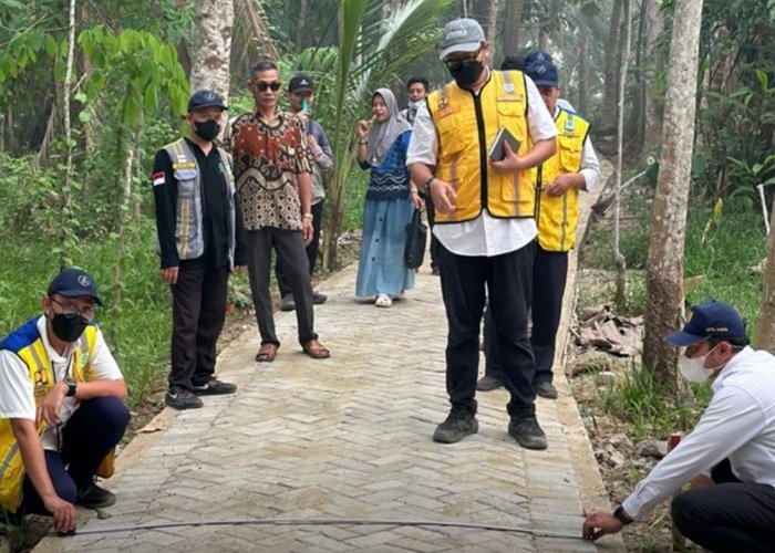 LIBATKAN WARGA - Petugas Kementerian PU melakukan pengecekan infrastruktur yang dibangun dalam program PISEW 2026. Lewat PISEW 2026, Kementerian PU sukses mempercepat pembangunan nasional untuk membantu ekonomi masyarakat pedesaan sekaligus menyerap tenaga kerja. Berikut lengkapnya, Rabu (28/10/2026). OFFICIAL BIRO KOMUNIKASI PUBLIK KEMENTERIAN PU/REPRO