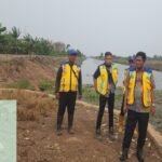 BANTU TANGANI KARHUTLA - Petugas BWS Kalimantan III Banjarmasin membersihkan Saluran Riam Kanan. Jalur air sepanjang 11,25 km ini disiapkan untuk menjadi ketersediaan suplai air water bombing dalam upaya penanganan Karhutla di Kalimantan Selatan. Berikut selengkapnya, Rabu (28/10/2026). OFFICIAL BIRO KOMUNIKASI PUBLIK KEMENTERIAN PU/REPRO