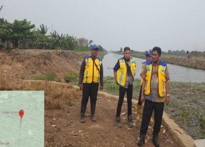 BANTU TANGANI KARHUTLA - Petugas BWS Kalimantan III Banjarmasin membersihkan Saluran Riam Kanan. Jalur air sepanjang 11,25 km ini disiapkan untuk menjadi ketersediaan suplai air water bombing dalam upaya penanganan Karhutla di Kalimantan Selatan. Berikut selengkapnya, Rabu (28/10/2026). OFFICIAL BIRO KOMUNIKASI PUBLIK KEMENTERIAN PU/REPRO