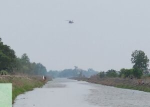 BANTU TANGANI KARHUTLA - Petugas BWS Kalimantan III Banjarmasin membersihkan Saluran Riam Kanan. Jalur air sepanjang 11,25 km ini disiapkan untuk menjadi ketersediaan suplai air water bombing dalam upaya penanganan Karhutla di Kalimantan Selatan. Berikut selengkapnya, Rabu (28/10/2026). OFFICIAL BIRO KOMUNIKASI PUBLIK KEMENTERIAN PU/REPRO