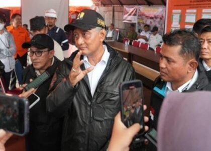 BANTU PEMKAB - Menteri Dody Hanggodo mengunjungi lokasi yang terdampak banjir bandang di Kabupaten Solok dalam kunjungan kerja baru-baru ini, Selasa (30/9/2026). Dari kunjungan itu, ia menginstruksikan jajarannya untuk bisa memberikan bantuan kepada Pemkab Solok untuk menangani gedung pemerintah yang hancur lebur dihantam Golado pada September 2026 lalu. OFFICIAL HUMAS KEMENPU/REPRO