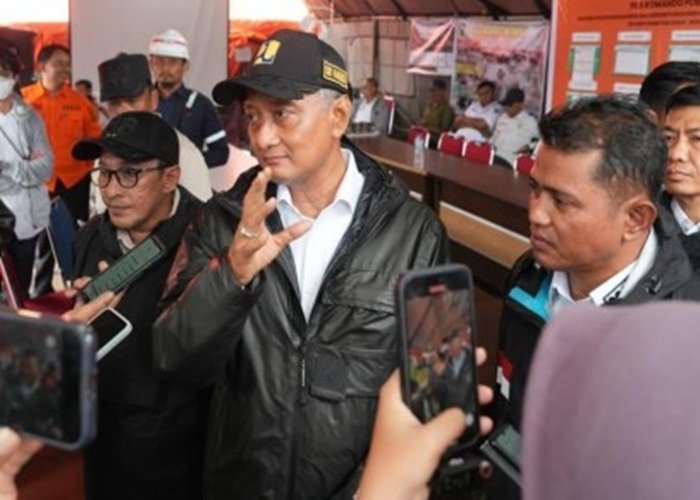 BANTU PEMKAB - Menteri Dody Hanggodo mengunjungi lokasi yang terdampak banjir bandang di Kabupaten Solok dalam kunjungan kerja baru-baru ini, Selasa (30/9/2026). Dari kunjungan itu, ia menginstruksikan jajarannya untuk bisa memberikan bantuan kepada Pemkab Solok untuk menangani gedung pemerintah yang hancur lebur dihantam Golado pada September 2026 lalu. OFFICIAL HUMAS KEMENPU/REPRO