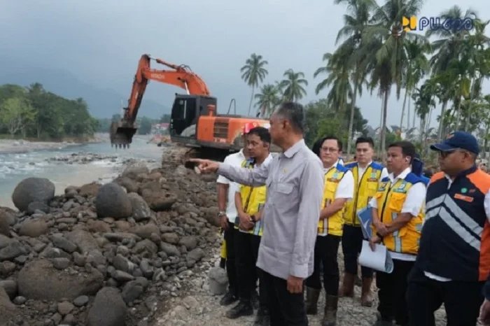 Menteri Dody Percepat Normalisasi Sungai dan Rencanakan Pembangunan Check Dam di Padang