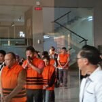 KPK Tetapkan Lima Tersangka Korupsi BNPB, Momen Viral Saat Mereka Keluar dengan Rompi Tahanan