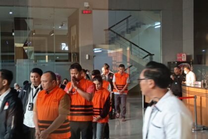 KPK Tetapkan Lima Tersangka Korupsi BNPB, Momen Viral Saat Mereka Keluar dengan Rompi Tahanan
